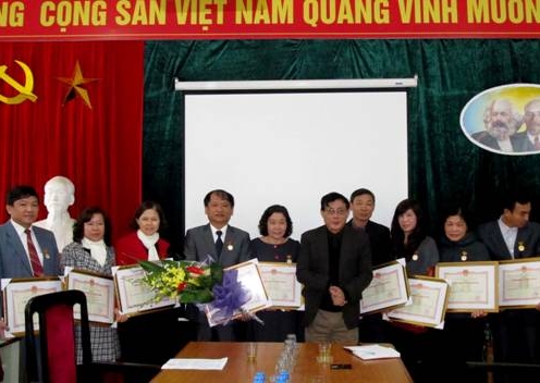 Dong Do University trao kỷ niệm chương 'Vì sự nghiệp giáo dục'
